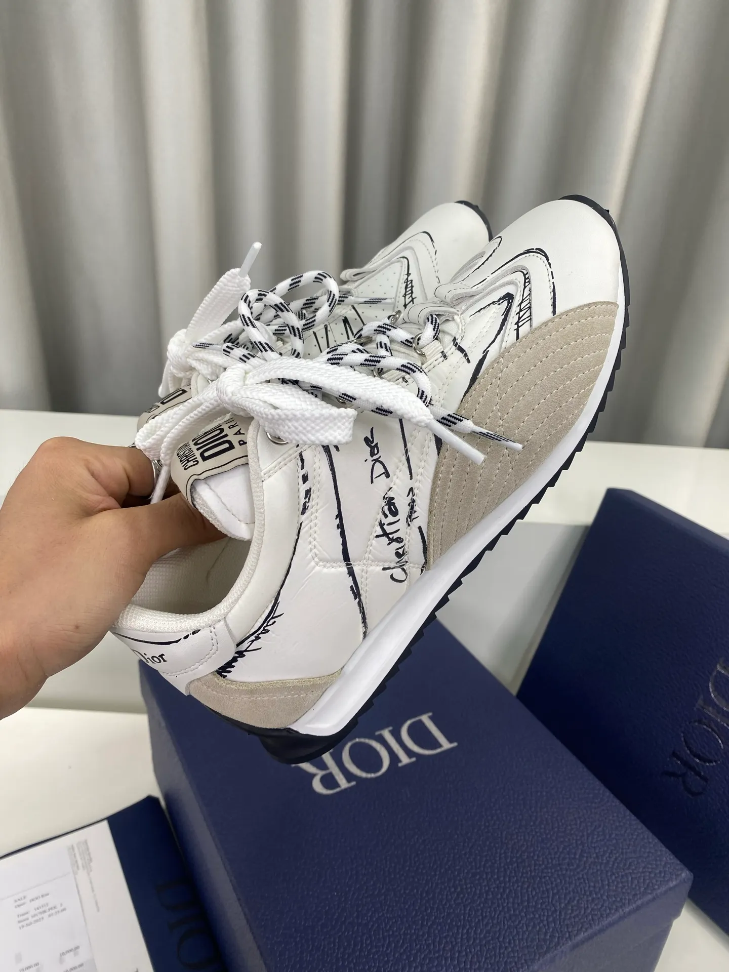 👟👟Ex-factory price 560👟👟 Men's size +10 Dior Dior D-Sketch series graffiti moral shoes casual sports shoes ☑️ D-Sketch sports shoes made a wonderful appearance at the Dior 2025 spring and summer ready-to-wear series show, highlighting the classic retro aesthetics. Crafted from white nylon and calf leather, it's finished with a printed logo inspired by the shoe's production stages, with beige suede calf leather panels and double laces. A handwritten Christian Dior Paris signature adorns the sides, while a Christian Dior Paris signature panel and plaque adorn the heel and tongue. Paired with two-color thin rubber soles, they are more refined and can add high-end temperament to various casual looks. Exquisite packaging at the delivery counter🛍📦 ▪️Fabric: Original customized cowhide/graffiti ▪️Inner foot pads: Breathable mesh ▪️Sole: Original molded non-slip rubber outsole ▪️Sole thickness: 2CM ▪️Size: 35-45 (45 for women and 45 for men, customization is not returnable)